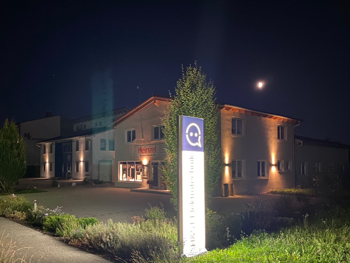 Parkplätze direkt vor dem Haus vorhanden.